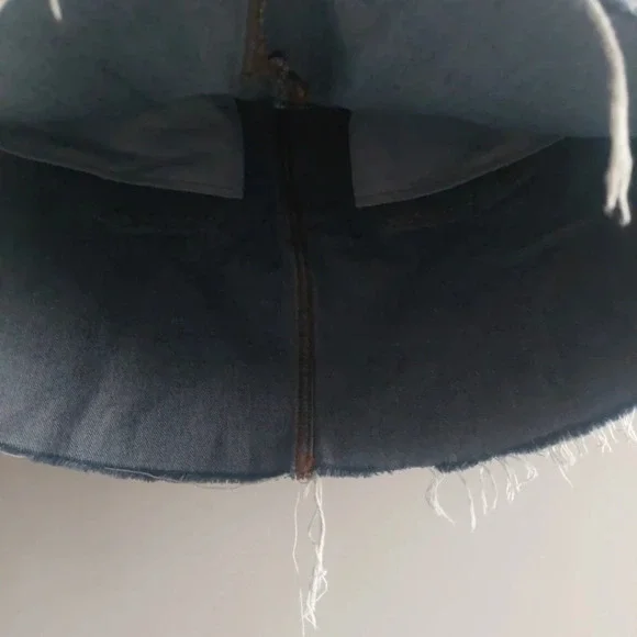 Levi’s Deconstructed Denim Mini Skirt Nwot Size 31 Festival Raw Frayed hem - Picture 10 of 10